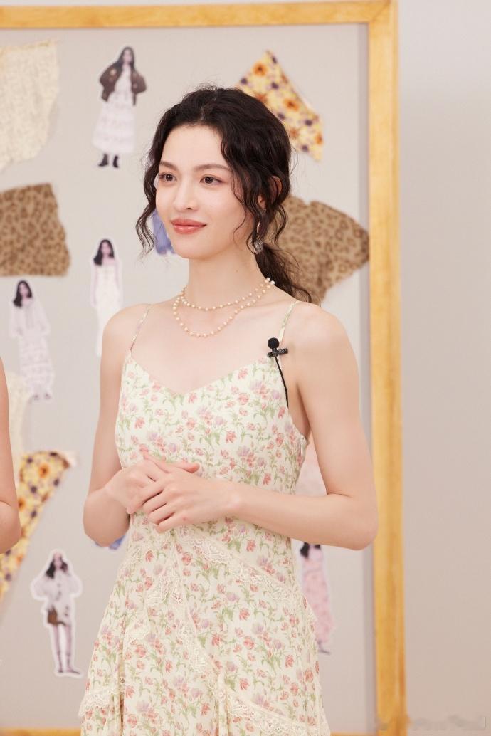 钟楚曦美得像一幅画钟楚曦这套造型真像画里走出来的！脸太能打，状态也好，带着明媚松