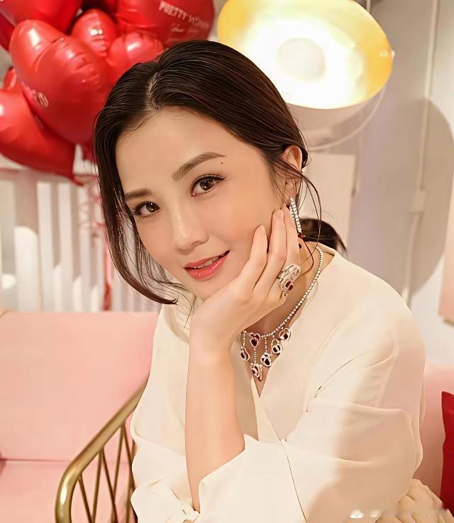 阿Sa闪婚就是为了用那批冻卵。她36岁存了20颗，遭了不少罪 