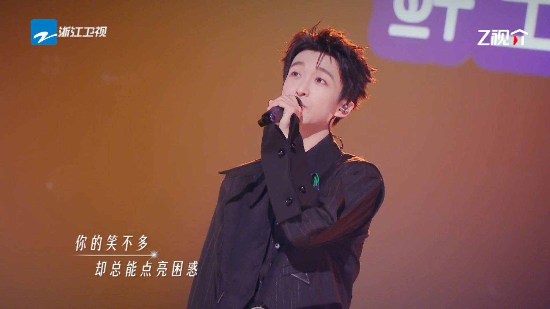 黄子弘凡戴着银手镯唱一点一滴 看到黄子弘凡在唱亲情的歌的时候又戴上了银手镯真的好