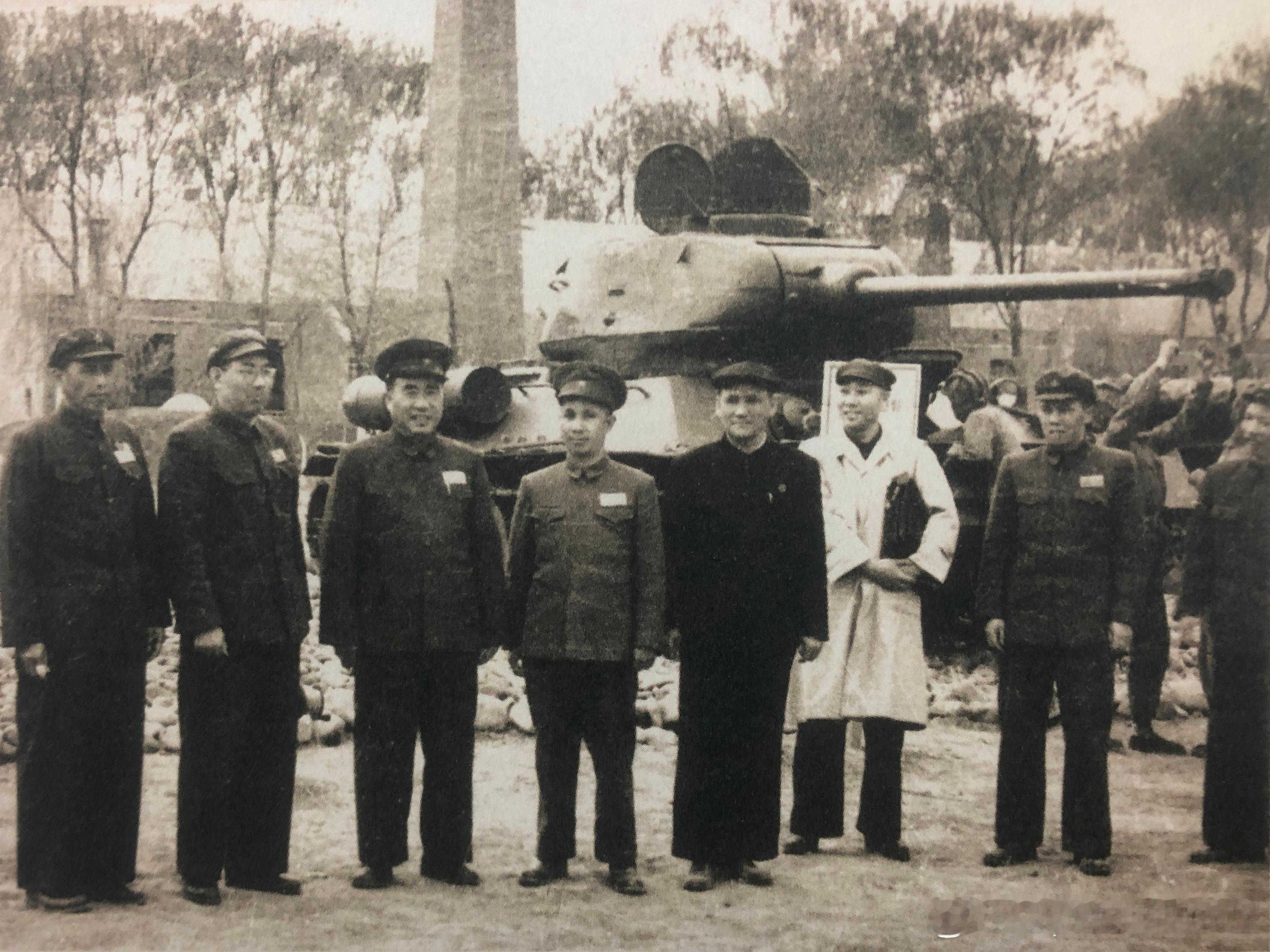 1952年4月12日副总参谋长粟裕陪同朱德视察第一战车学校,1953年3月改称第