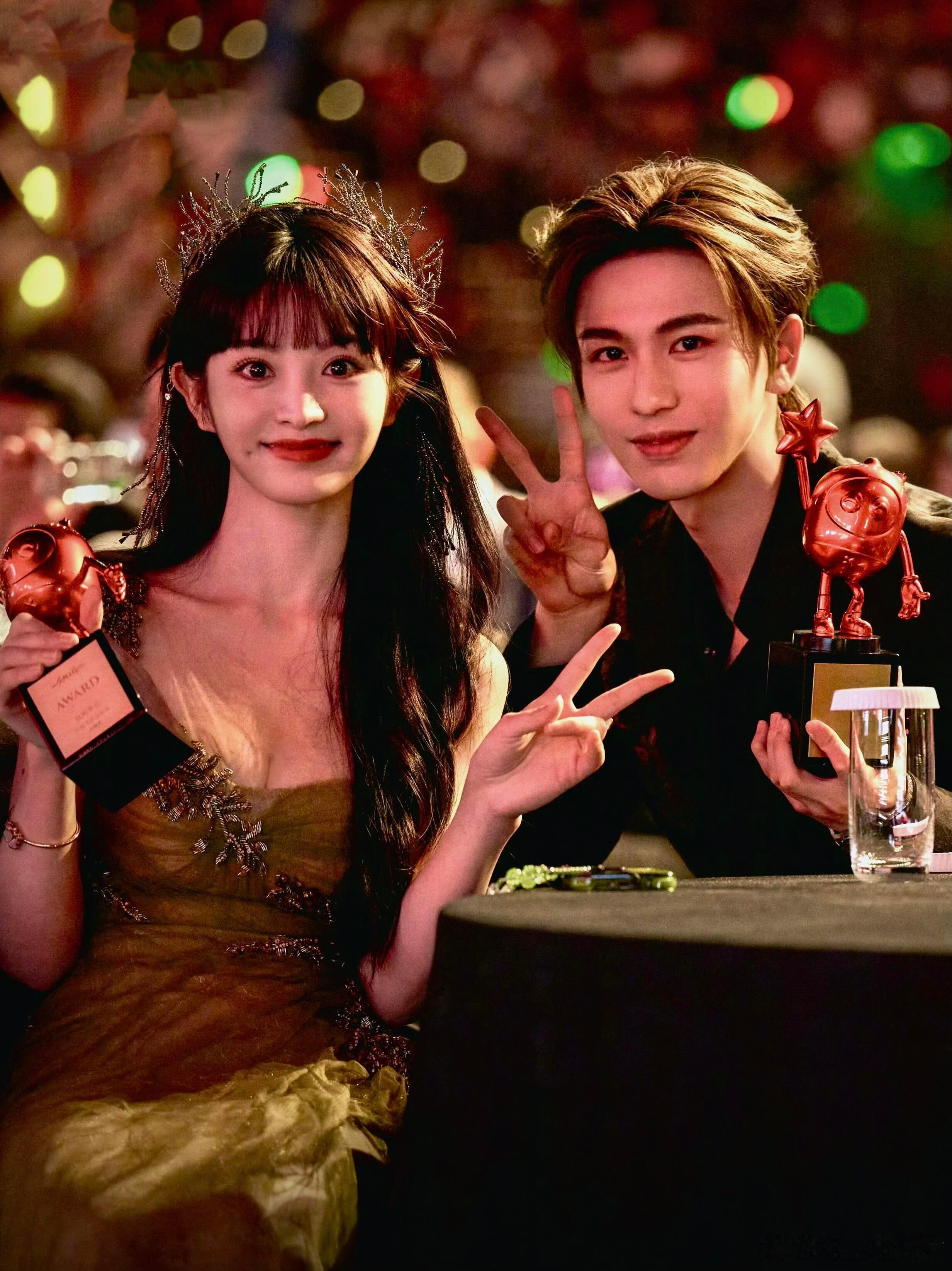 逐玉庆功宴田作之赫合照来了“牛牛”张凌赫与“甜妹”田曦薇同框暴击！这颜值是真实存