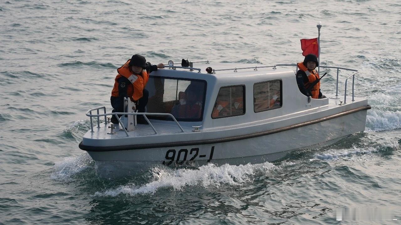 北测902船出海训练。该船为小水线面双体测量船，主要担负水下探摸沉船、锚地与航道