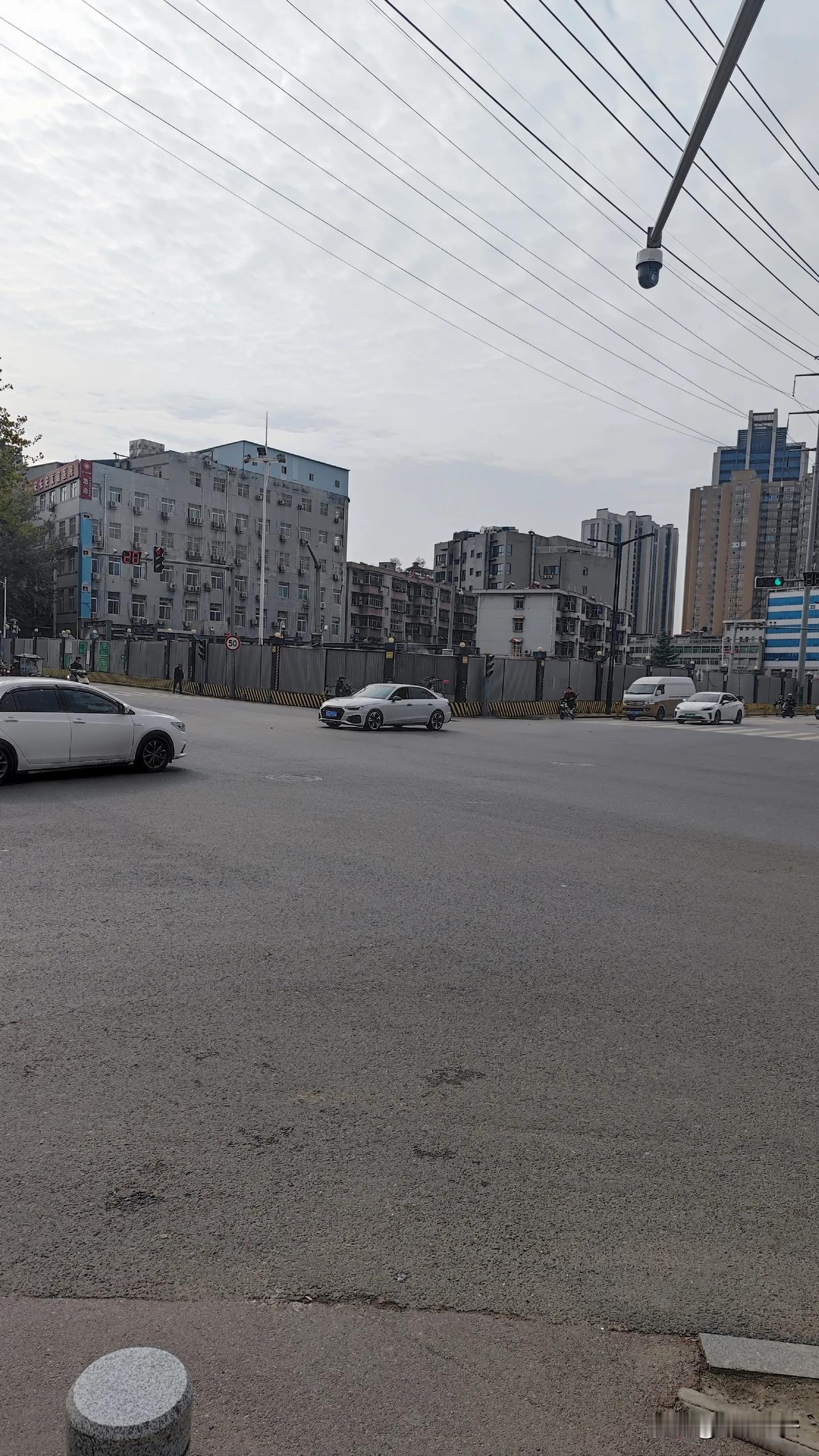 长安区地铁十五号线郭杜站，友谊医院北侧的地铁站，已经竣工了！

郭杜地铁站出入口