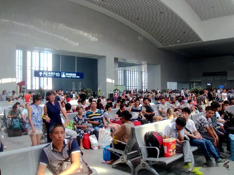 四川绵阳，上演了一出令人啼笑皆非的“乘车记”。一男子检票进站后，便两耳不闻窗外事