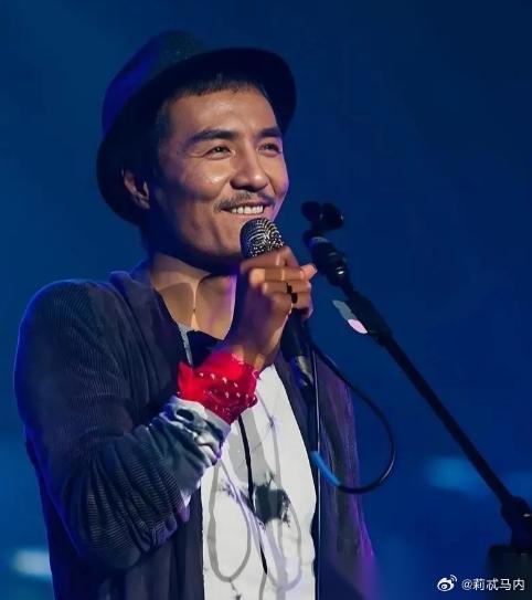 朴树的母亲曾对他说：“你已经在家啃老5年了，要不要出去刷盘子养活自己？”朴树却说