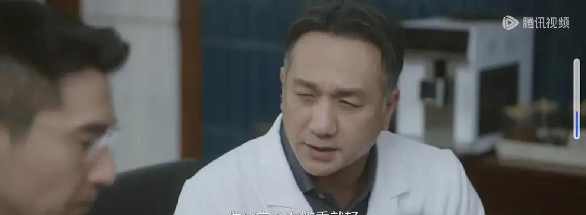林逸在值班室的铁架子上挂着点滴，为了给侄子凑换心脏的钱，他连轴转做完了十几台手术