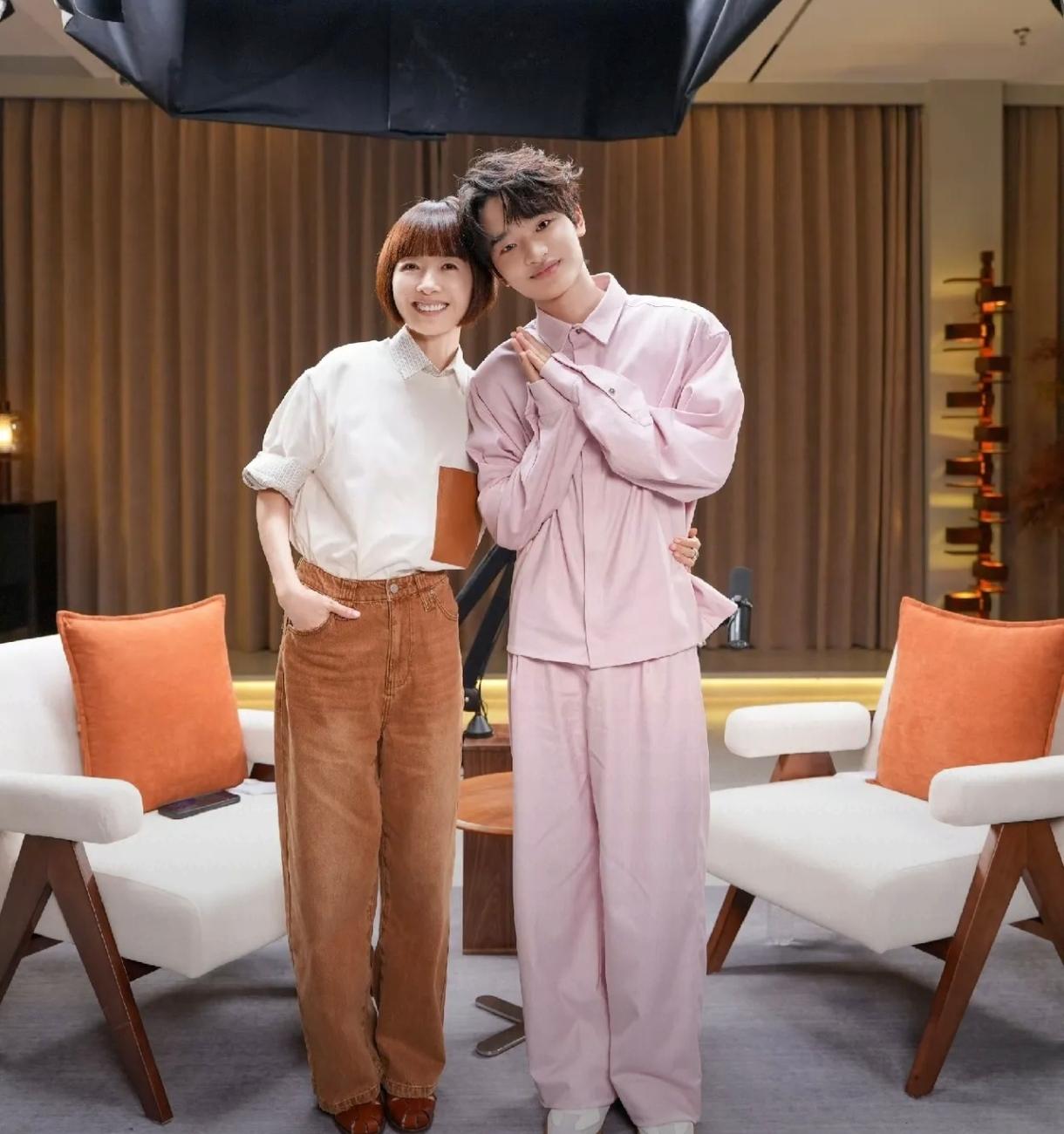 19岁的网红钟美美现在身价千万，他给接近90后的母亲吴琼女士（1989年生人）买