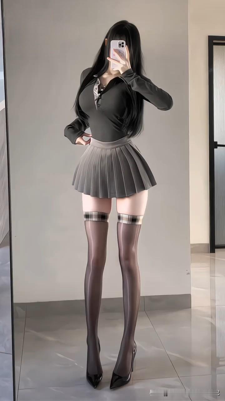 深灰色Polo领紧身衫配搭浅灰色百褶短裙，修身版型凸显身材曲线，深浅灰色的碰撞更