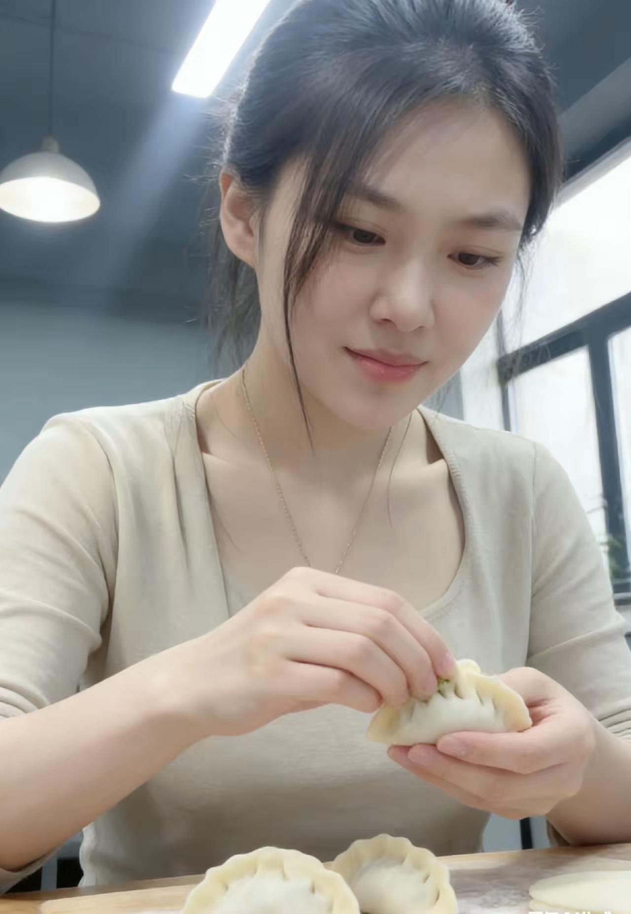 人不但漂亮，
还能挣钱，
今天给老公包饺子吃。
夫妻恩爱，
合家快乐。