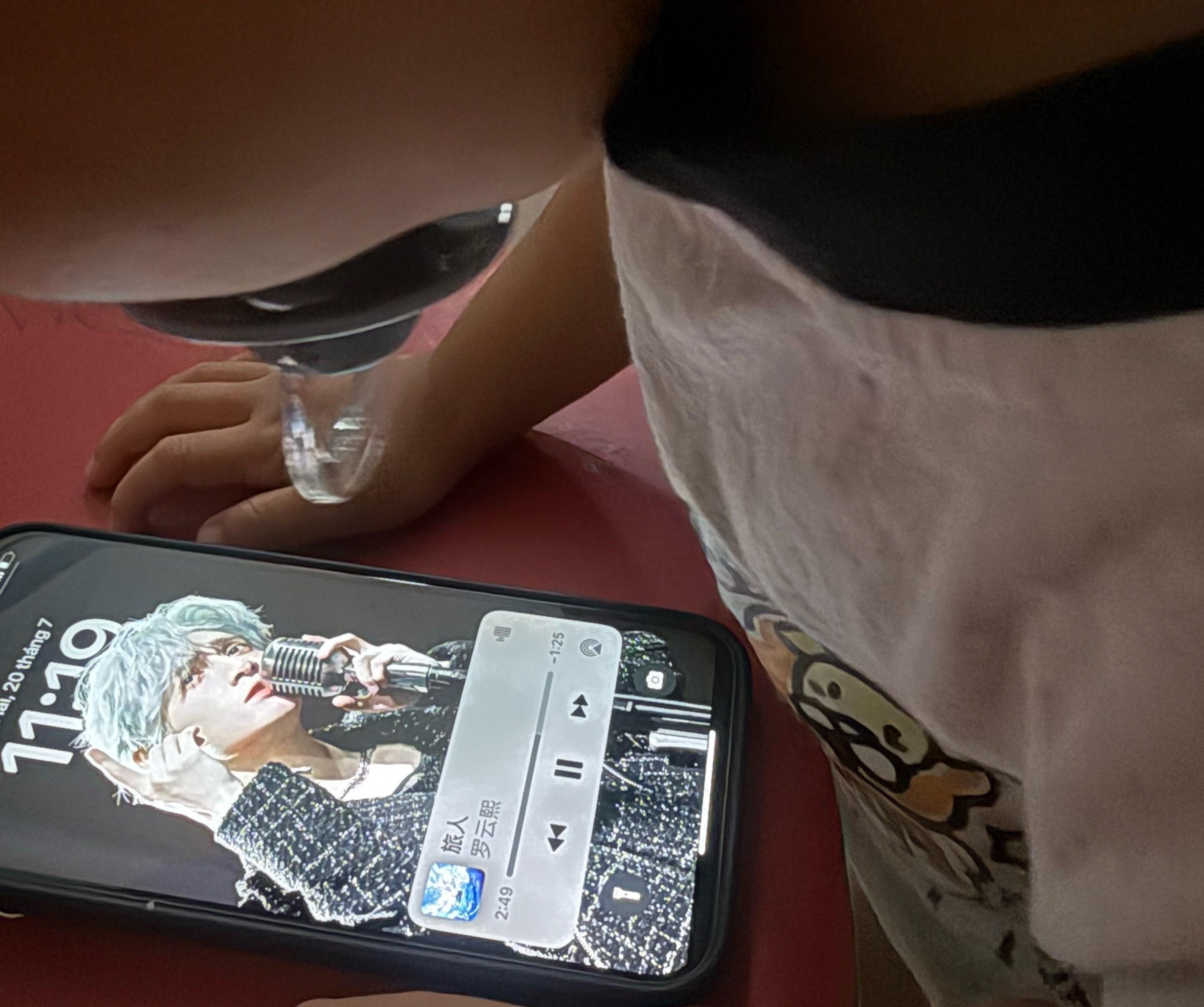 罗云熙齐思哲 ✨罗云熙黎斯 幼崽，你是知道哥哥要出新专辑了吗？所以拿出备用手机在