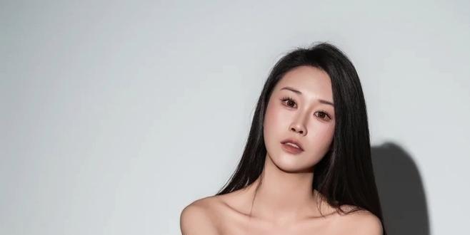 《纯白静谧的空间里，一身简约黑色抹胸穿搭，卸下所有花哨装饰，安静倚靠座椅，享受一