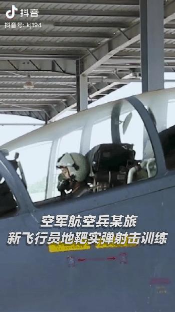好些网友很不满意：祖传的手艺，打火箭弹？

歼-11战机的地靶实弹训练，发射航空