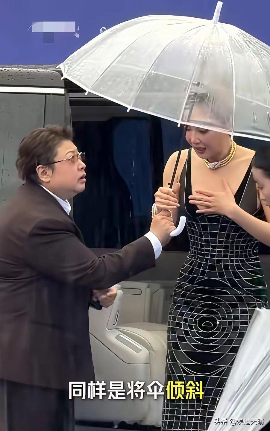 韩红和高叶一同出席北京国际电影节，现场下着瓢泼大雨，韩红下车后紧皱眉头，立刻转身