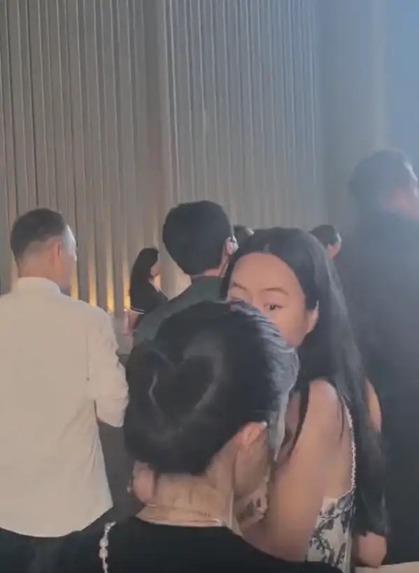 偶遇佟大为一家，俩女儿身高均超180，被路人撞到表现得修养好好！ 