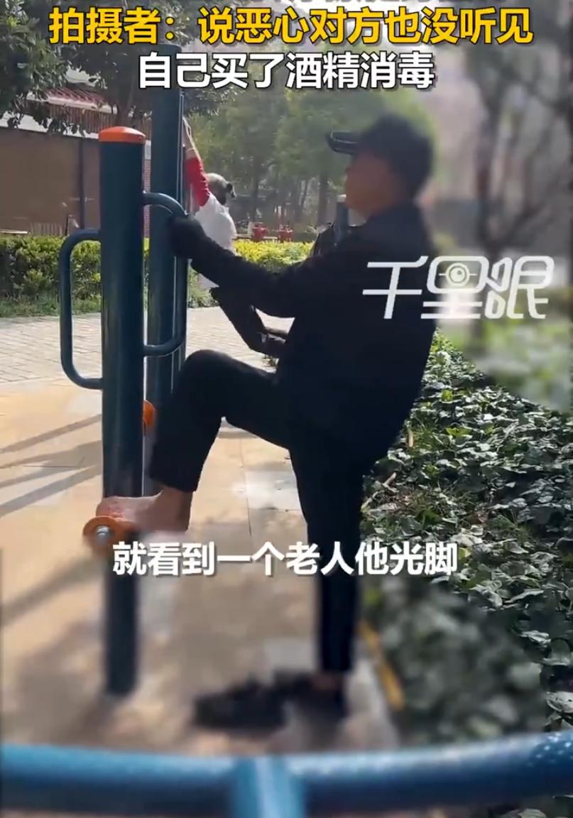 这大爷，随心所欲习惯了，竟然光着脚丫子，在健身器材上磨呀磨。
前不久，在云南昆明