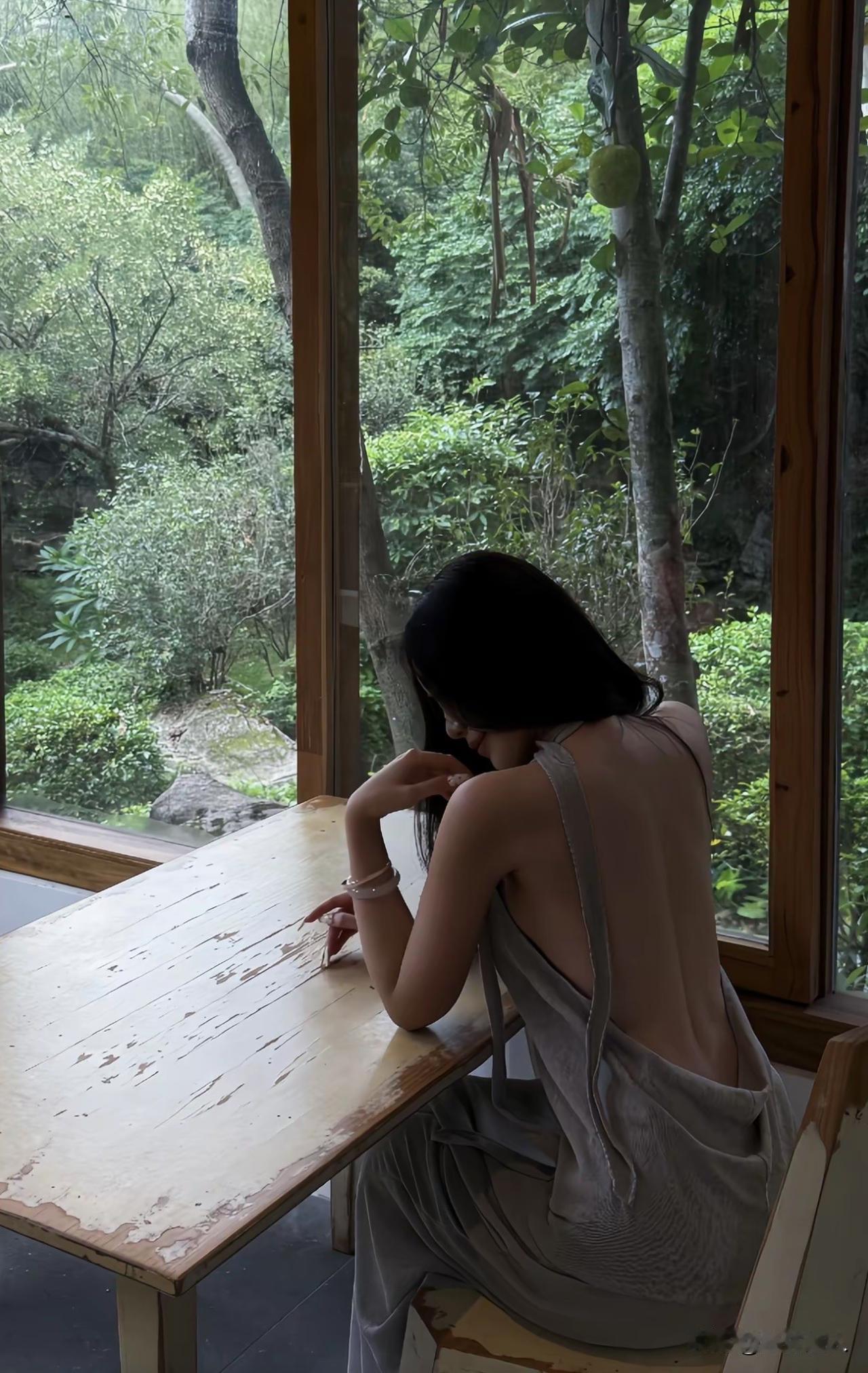 【修行笔记】中国之问，女人之美

世间有一种审美误区：总把艳丽当作美丽，把魅惑当