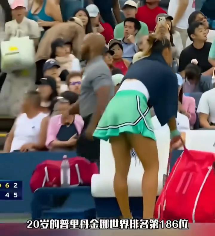 北京时间8月28日凌晨，2026美网女单资格赛决胜轮，郑钦文与俄罗斯选手普里丹金