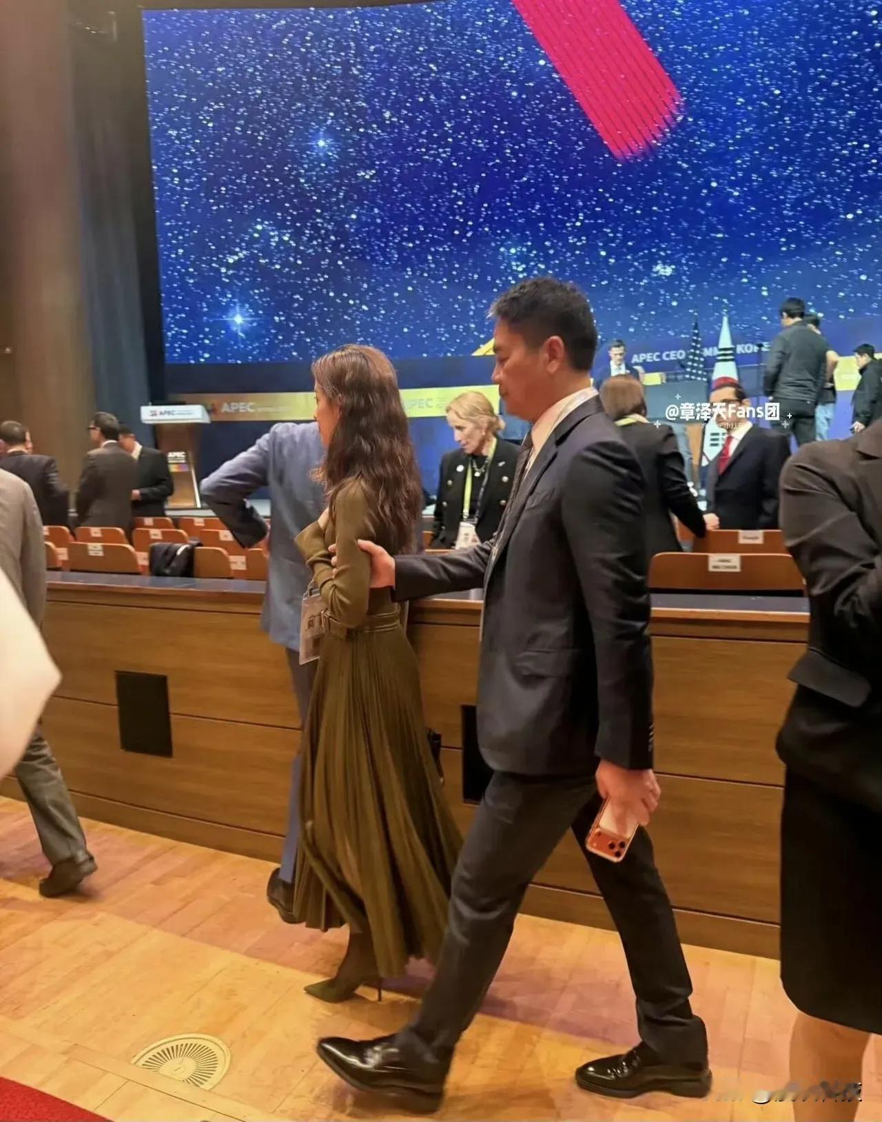 刘强东用上最新款的iPhone17 Pro Max了，而且是最热的橙色，一眼就被