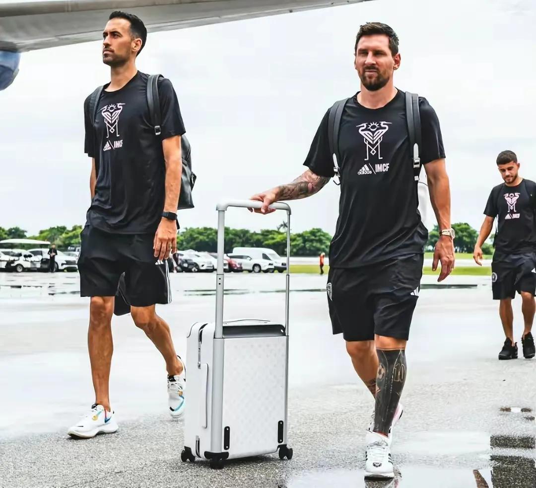 这是最笨的梅西球迷吗？[我想静静][捂脸][笑哭]也不仔细看看安保大哥是啥人！客