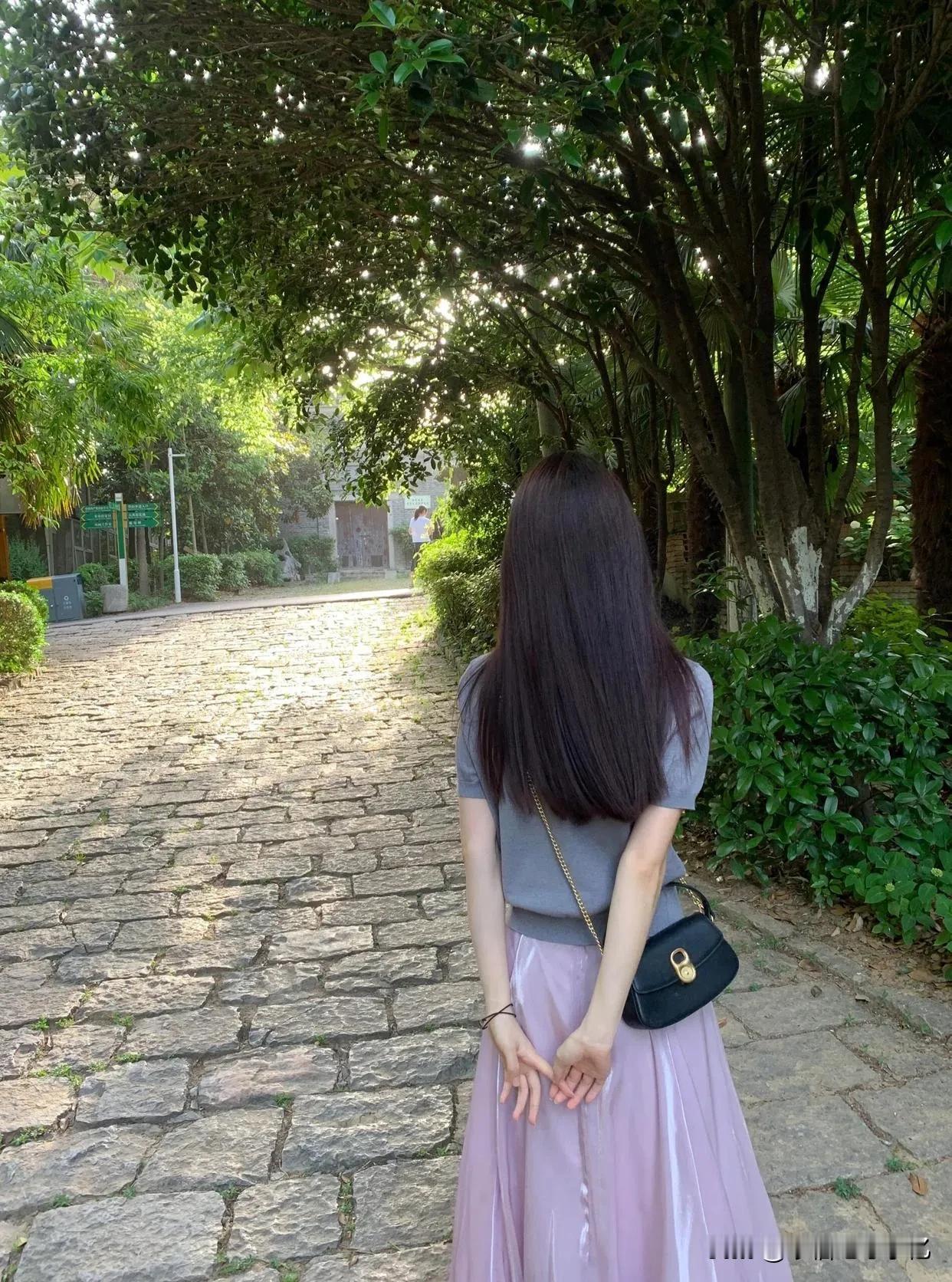 今日阳光明媚，独步公园，身心舒畅。看孩子们嬉戏，听鸟儿欢歌，仿佛回到了无忧的童年