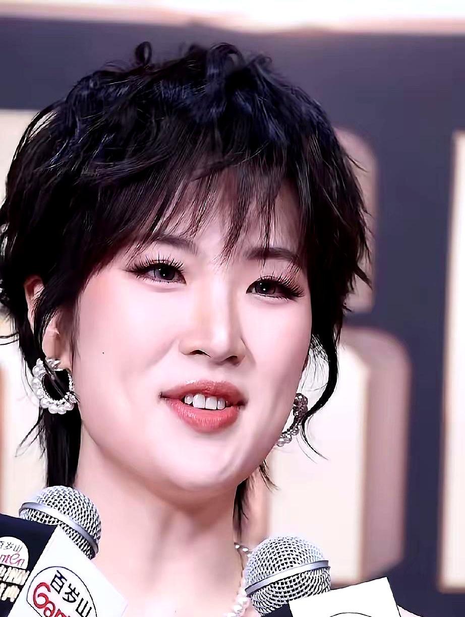 你敢信？谁再说姚安娜只会靠家里，这次品质盛典她直接靠状态杀疯了。
冰川蓝渐变一