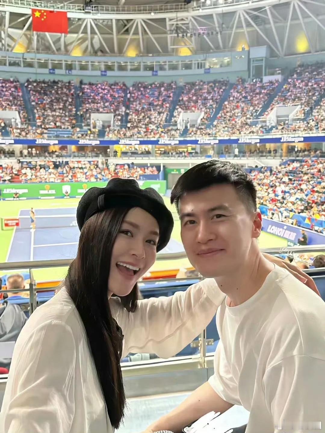 文咏珊的富豪老公，不仅有钱，颜值也高，结婚多年把她养得跟小姑娘一样。 