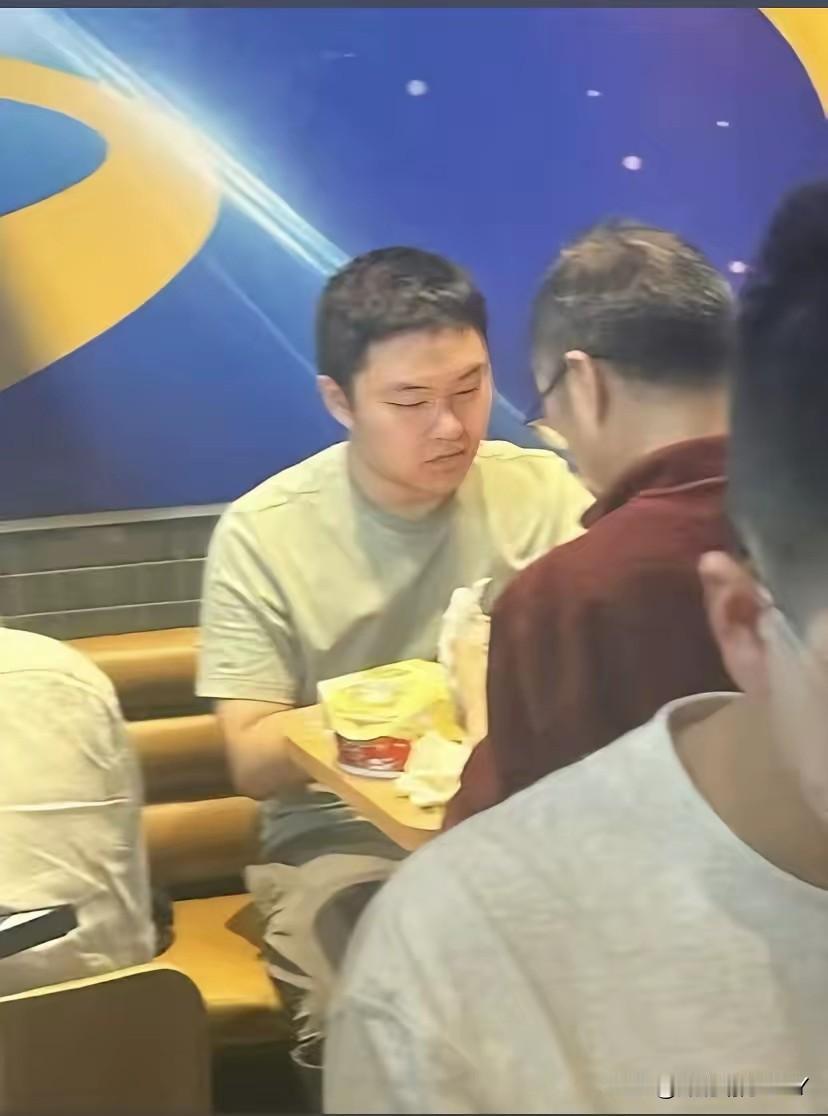 情绪超稳定，上海第二工业大学的这位老师请这位同学吃了汉堡，这才是真正的好老师，老