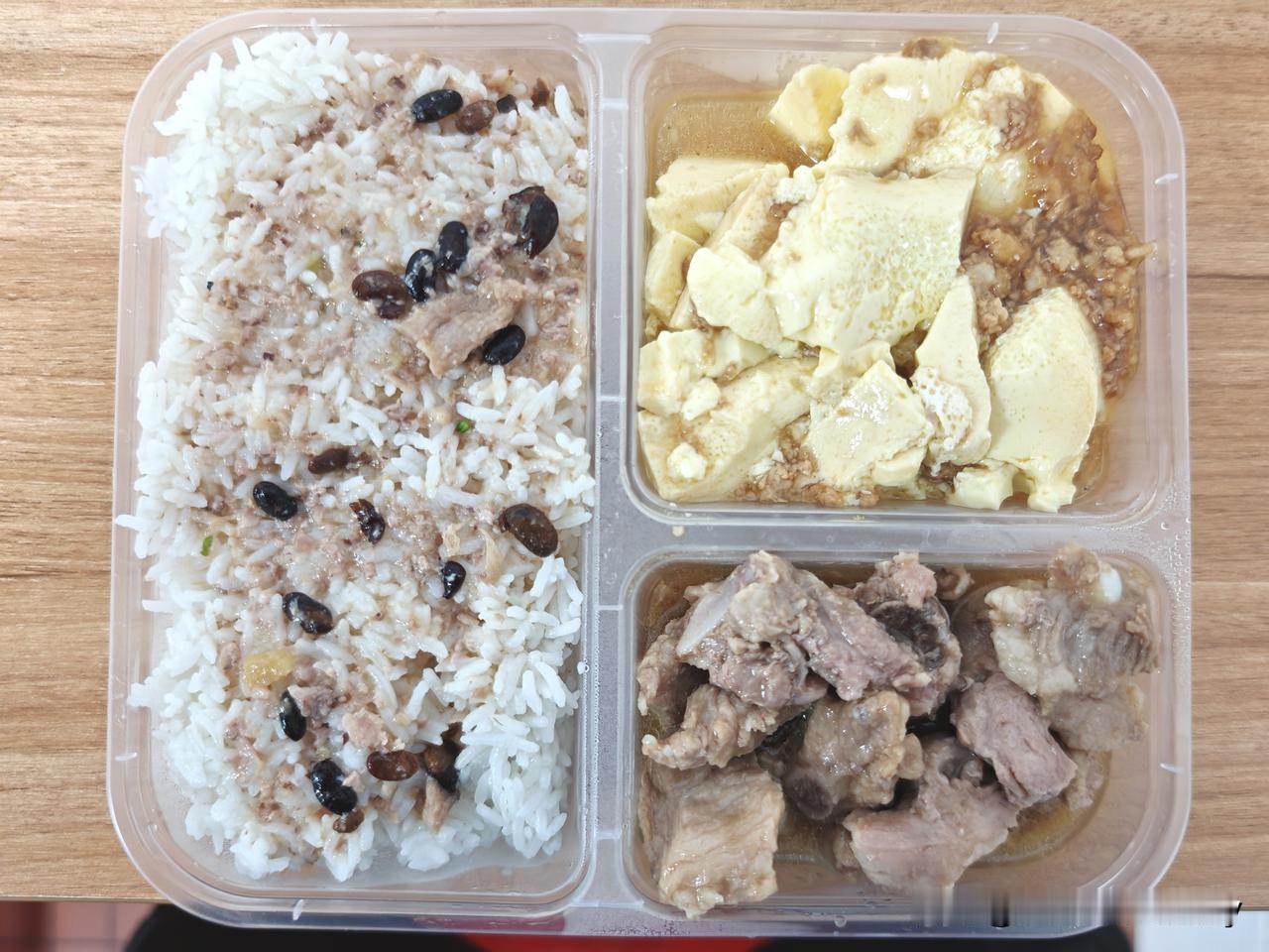 肇庆医院食堂的快餐，一份排骨和蒸水蛋，20元，性价比很低？图的就是清淡和卫生？其