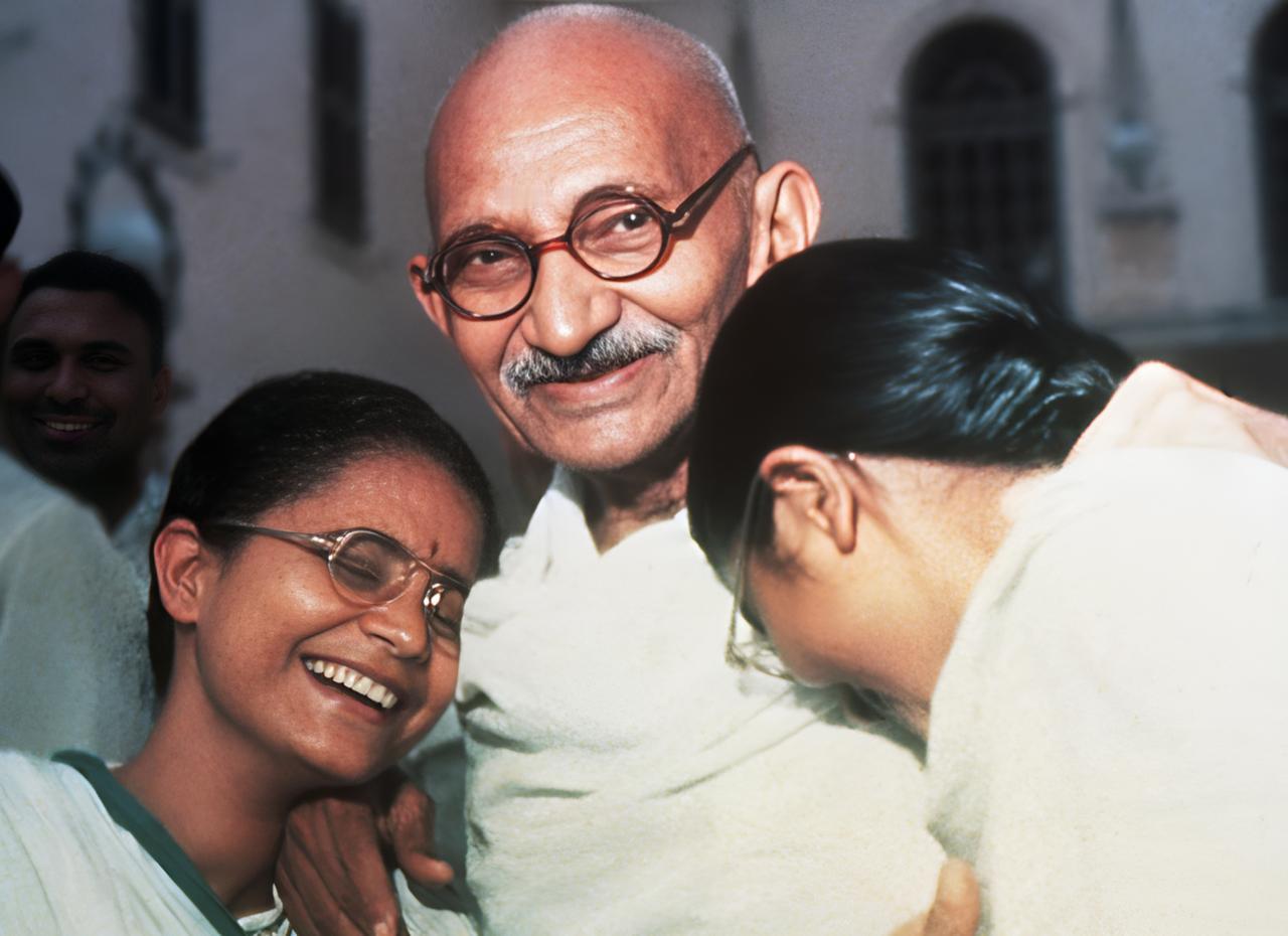 印度圣雄甘地为了锻炼自己禁欲的忍耐力，和自己的孙女、侄媳妇同床共枕，结果每一次都