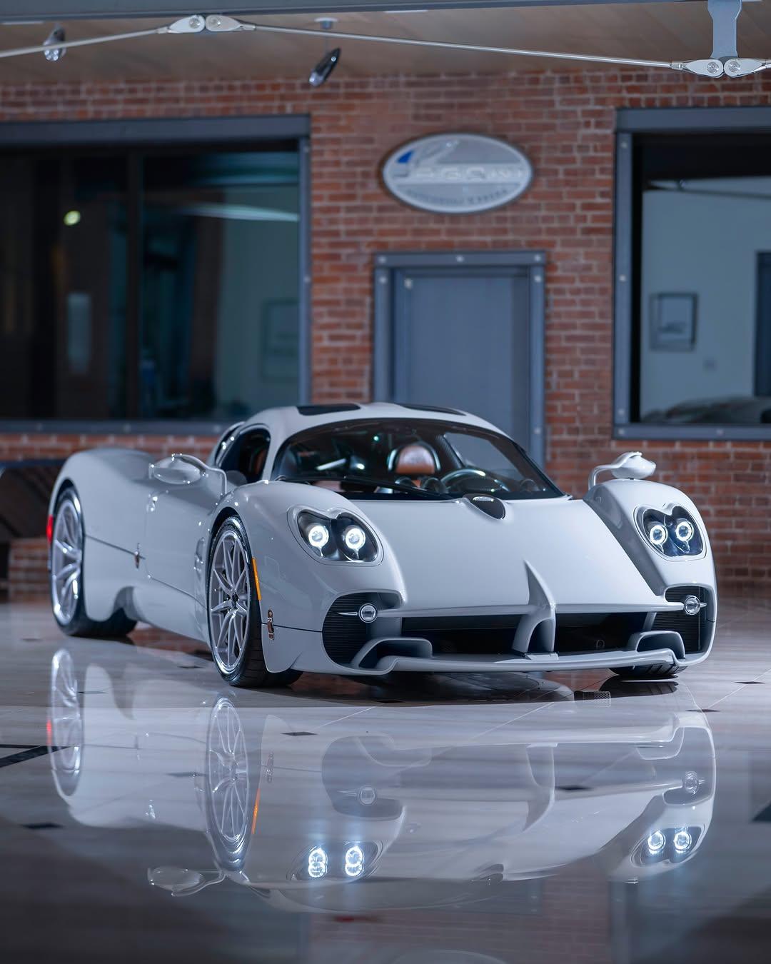 美国🇺🇸配置最低的一台Pagani Utopia客户车