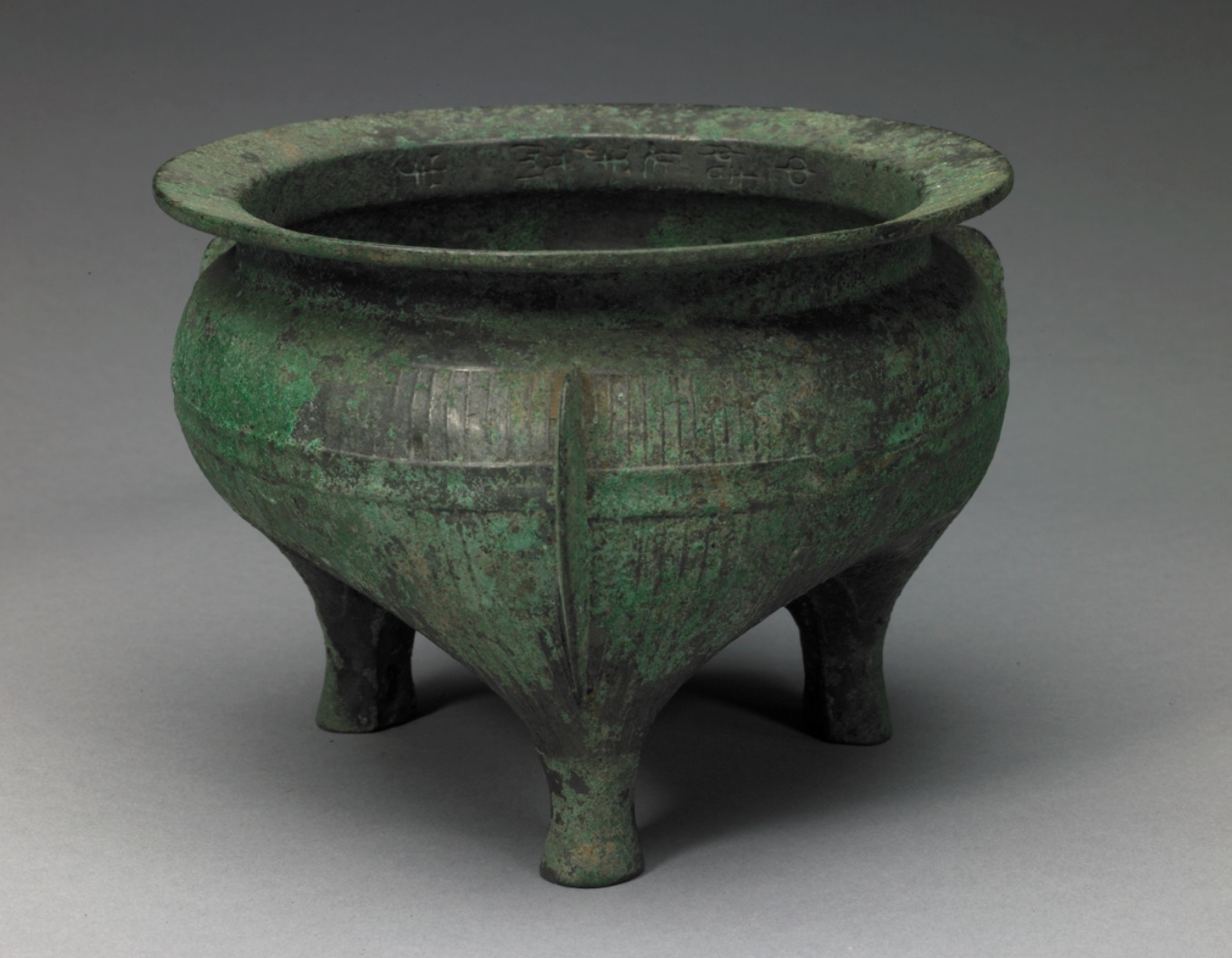 美国明尼阿波利斯美术馆收藏的清代制作的这件玉洗, 感觉上与先秦的一些直纹鬲有点像