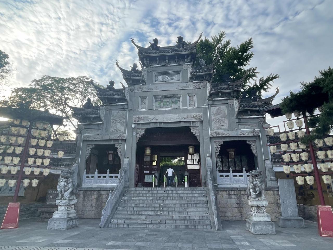 这两个城市都有着璀璨夺目的历史文化，两地的历史名人都是数不胜数。襄阳在魏晋南北朝