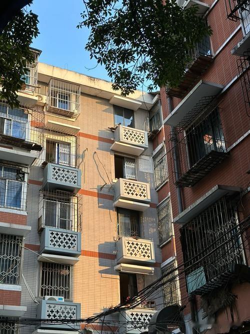 平民百姓只有一套房住的就不错了，房子涨与跌没有任何关系。
