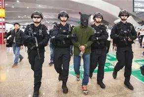 🐒陈恂敏，中国现代最牛的抢劫犯。说他牛逼不是因为他狠，而是因为他们团伙在一次抢