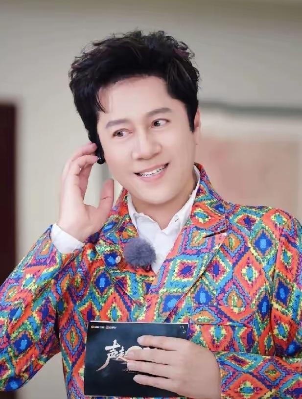 发现蔡国庆总是那么另类，应该是60岁的人了吧，每次看到他总是穿得不伦不类的，大红