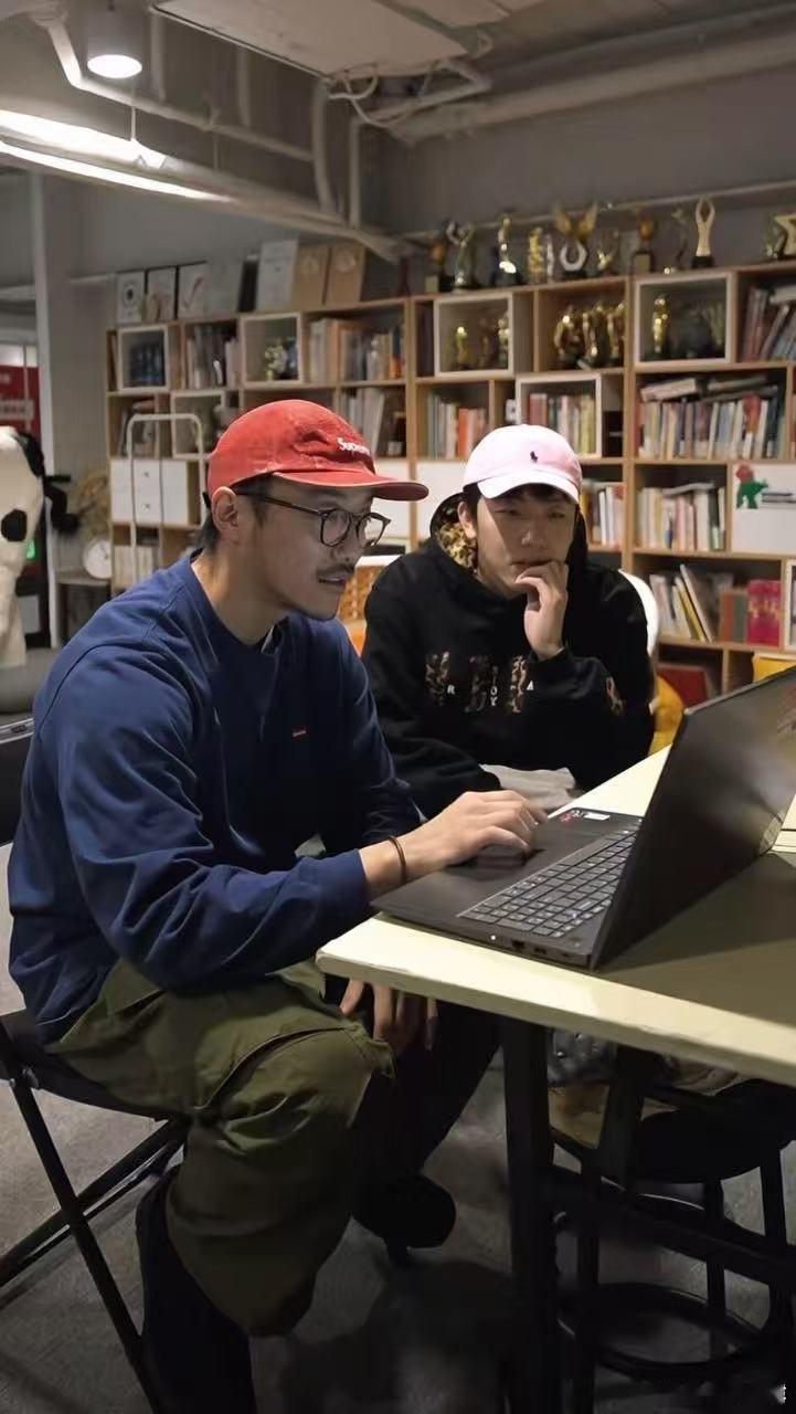 李嘉诚是张兴朝的阿贝贝 回看互动片段才发现这么多糖点，张兴朝对李嘉诚的照顾都在小