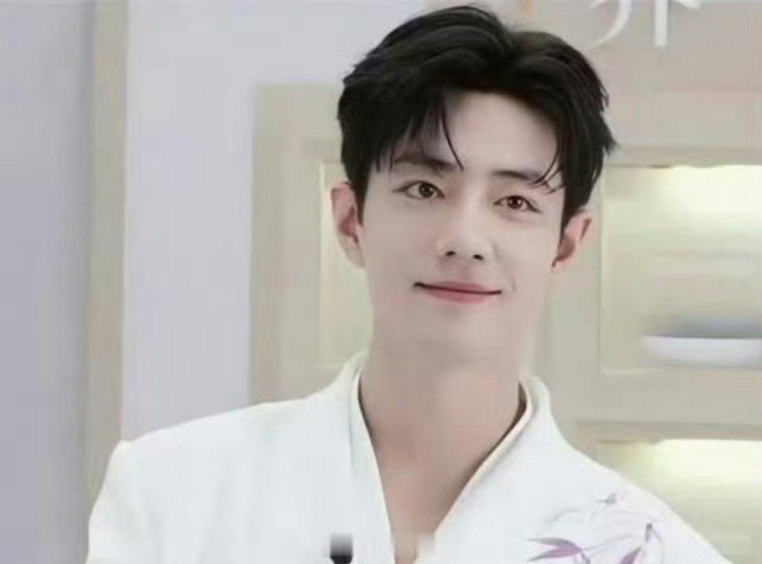 肖战和王俊凯今日份直播图来了，两位都是白马王子的妆造，还都是各自年龄段的顶流生，