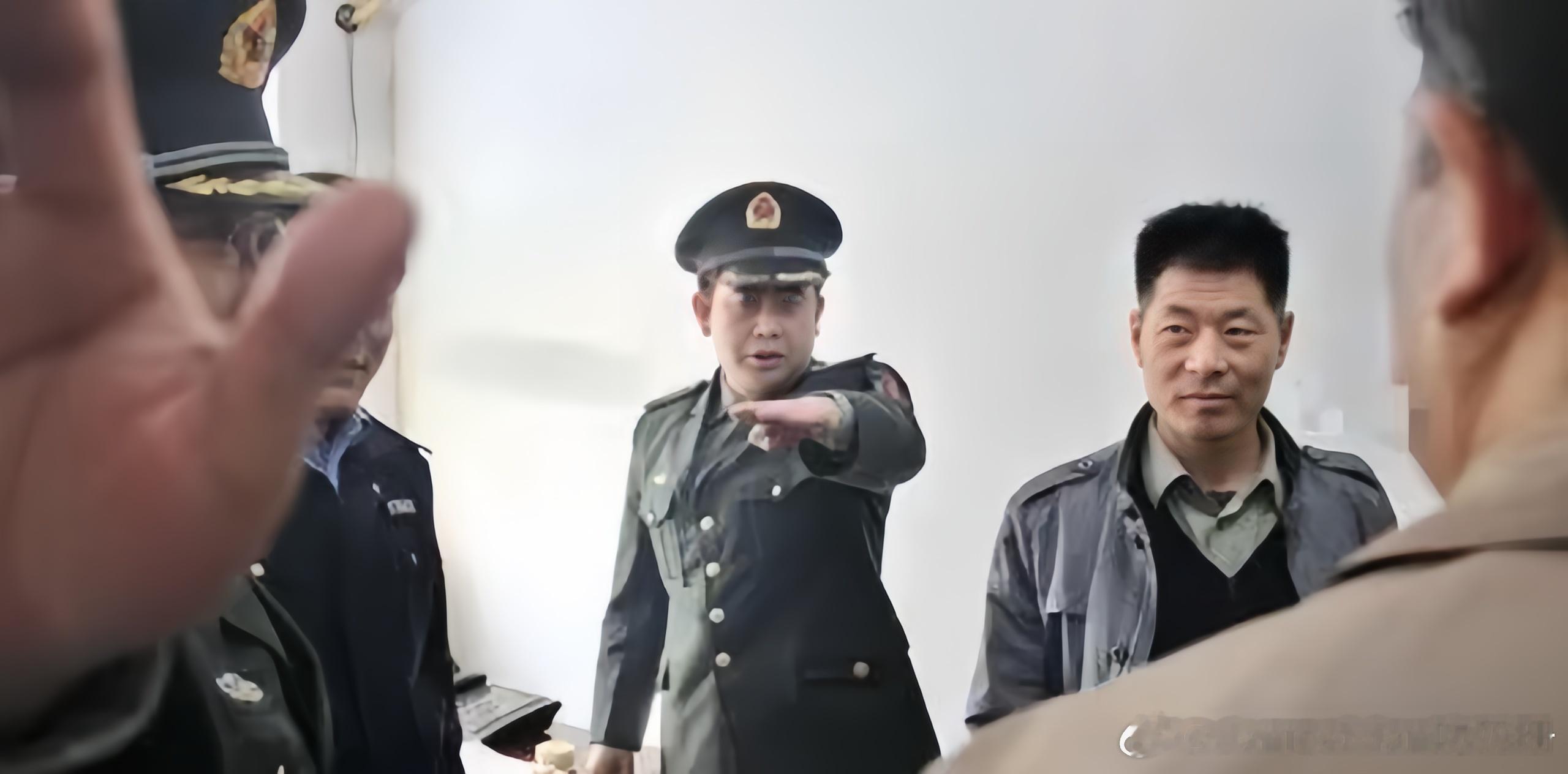 建国来最大假冒军人案：400人假军队，为何能横行许久？十几名身着军装的男子，在山