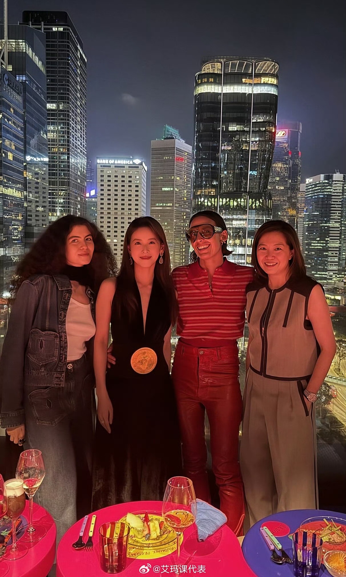 章泽天深V黑裙章泽天穿深V黑裙 章泽天穿深V黑裙，这身好适合她 