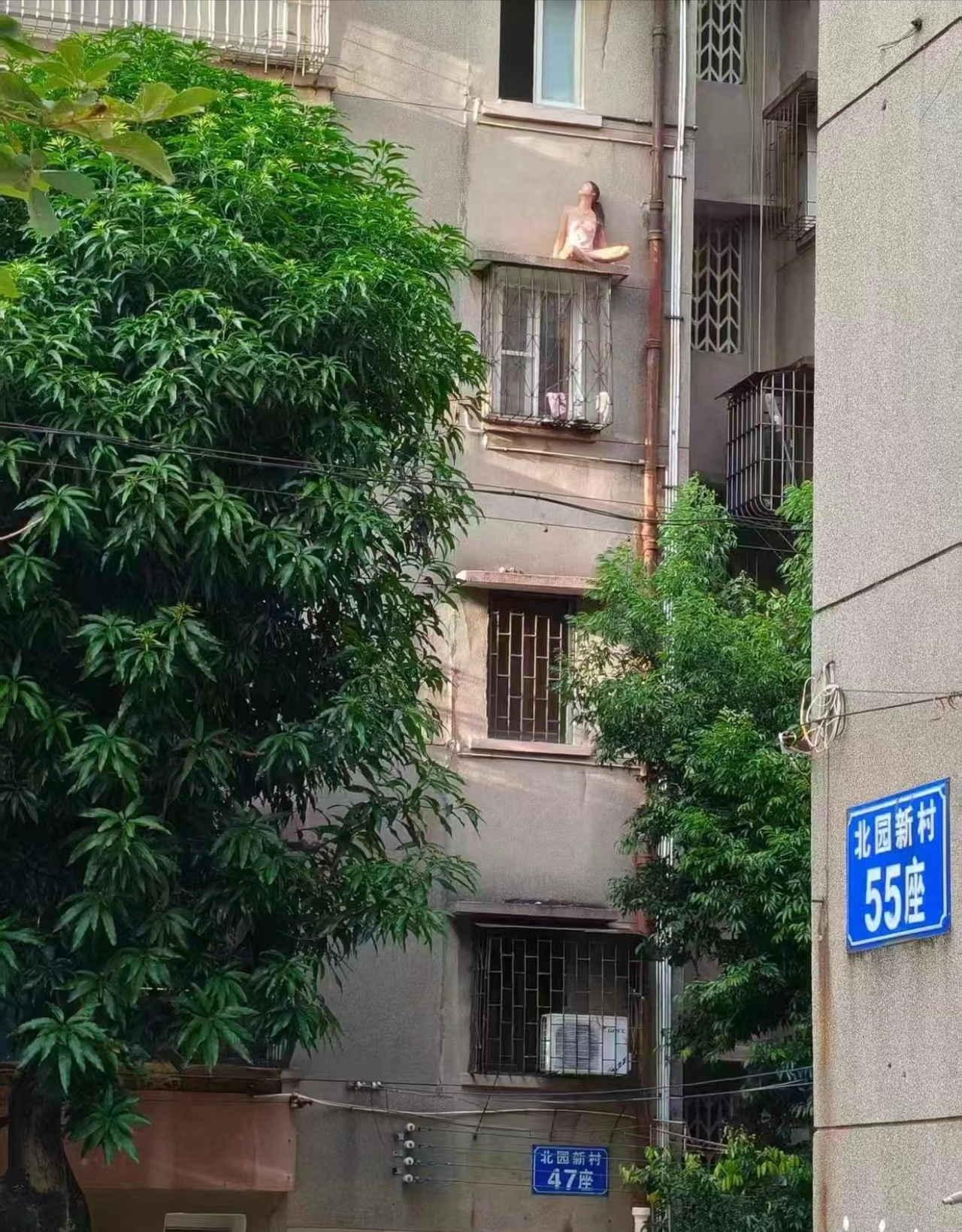 这个女的要干啥 