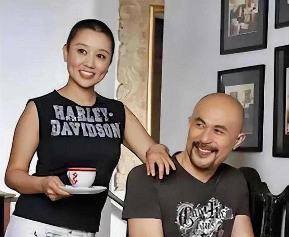 1994年，演鳌拜的徐锦江去云南拍戏，路过机场瞧见一队女兵，其中有个特漂亮。他箭