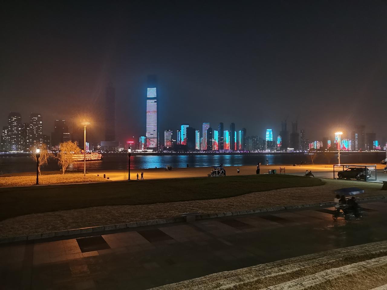 站在汉口江滩，看远处高楼流光溢彩，脚下的步道却格外空旷。
 
记忆里的春节，本该