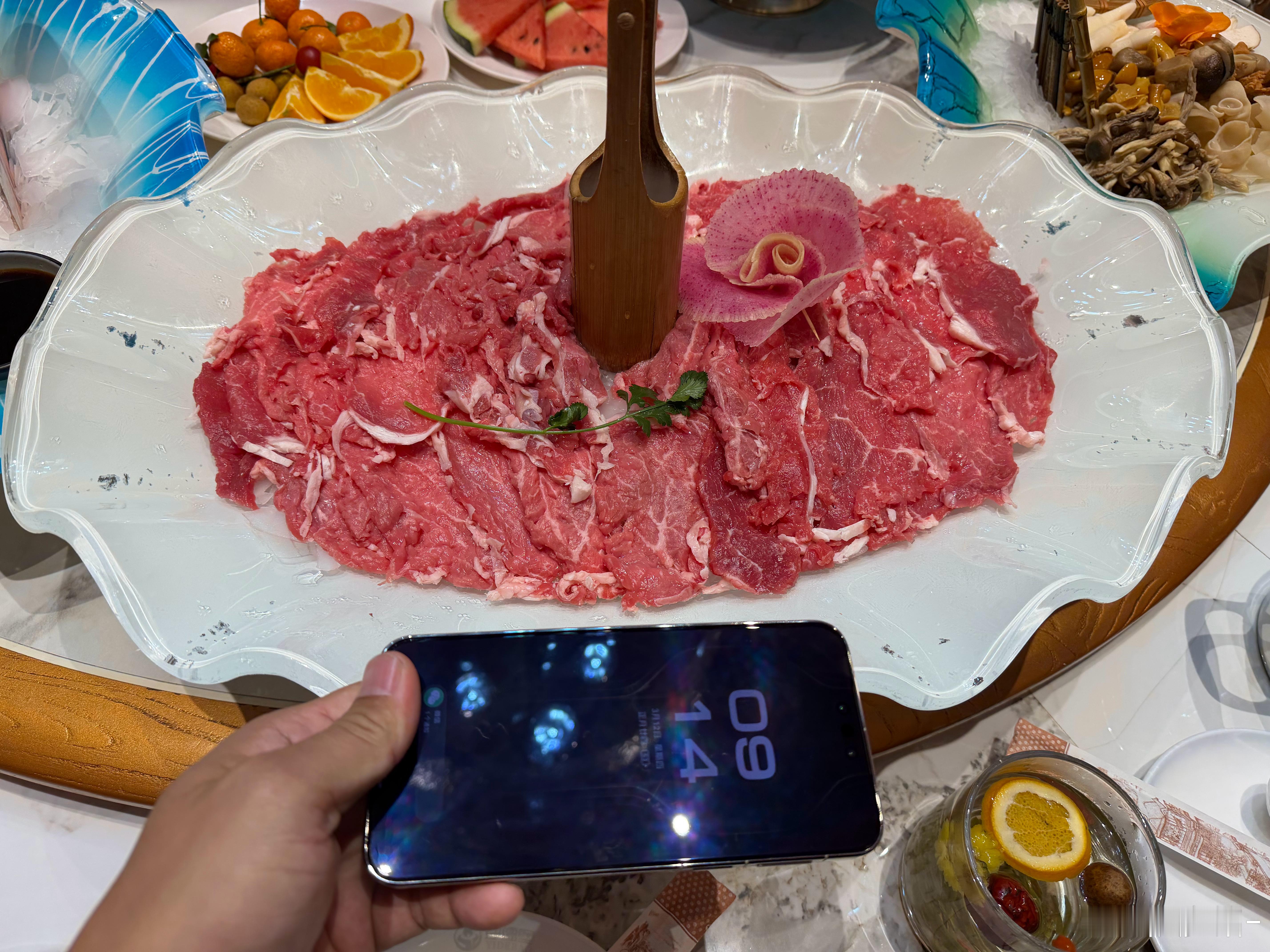 霍尔果斯的一家火锅店，汽车圈里朋友总来昨天仨人没吃完一盘肉，今儿没动筷儿先比划一