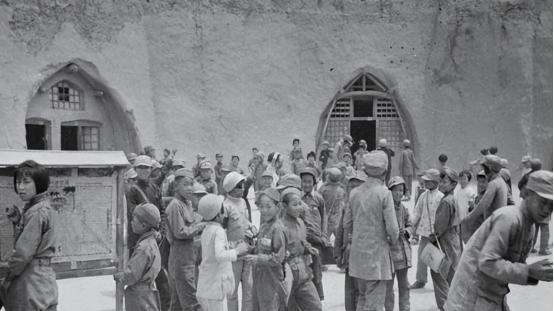 中央红军长征刚到陕北时，虽说有了块根据地，暂时安定了下来，形势还是相当严峻的：就