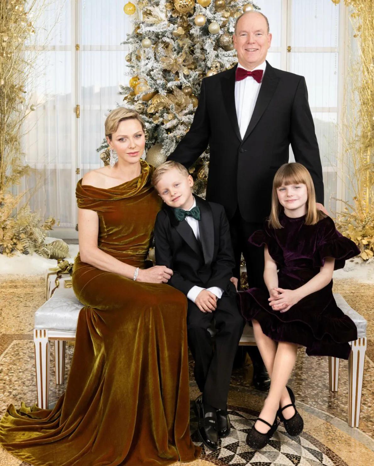 摩纳哥王室发布圣诞全家福，雅克王子好乖！娱乐 摩纳哥王室的圣诞快也出炉了……
	