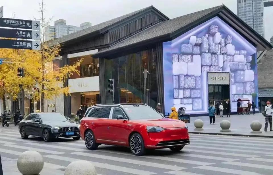 大家看看，我怎么感觉奔驰在m9面前毫无气场啊！大家觉得呢？