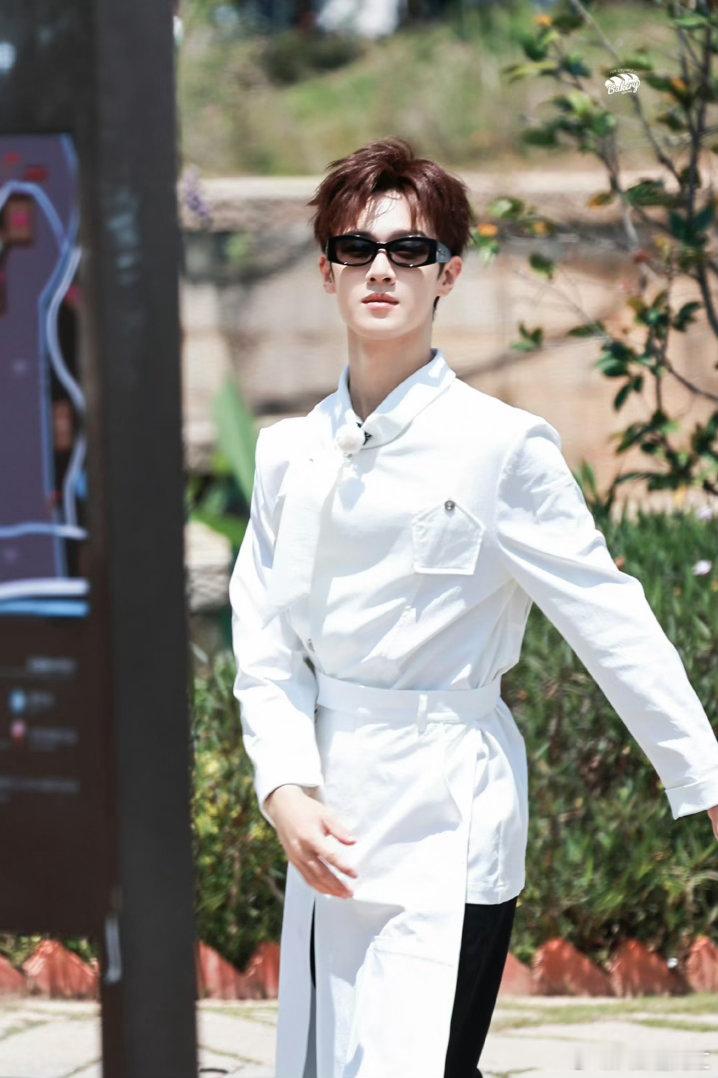 李昀锐弹射下车李昀锐把自己弹射下车被李昀锐弹射下车瞬间狠狠可爱住，又酷又好玩成功