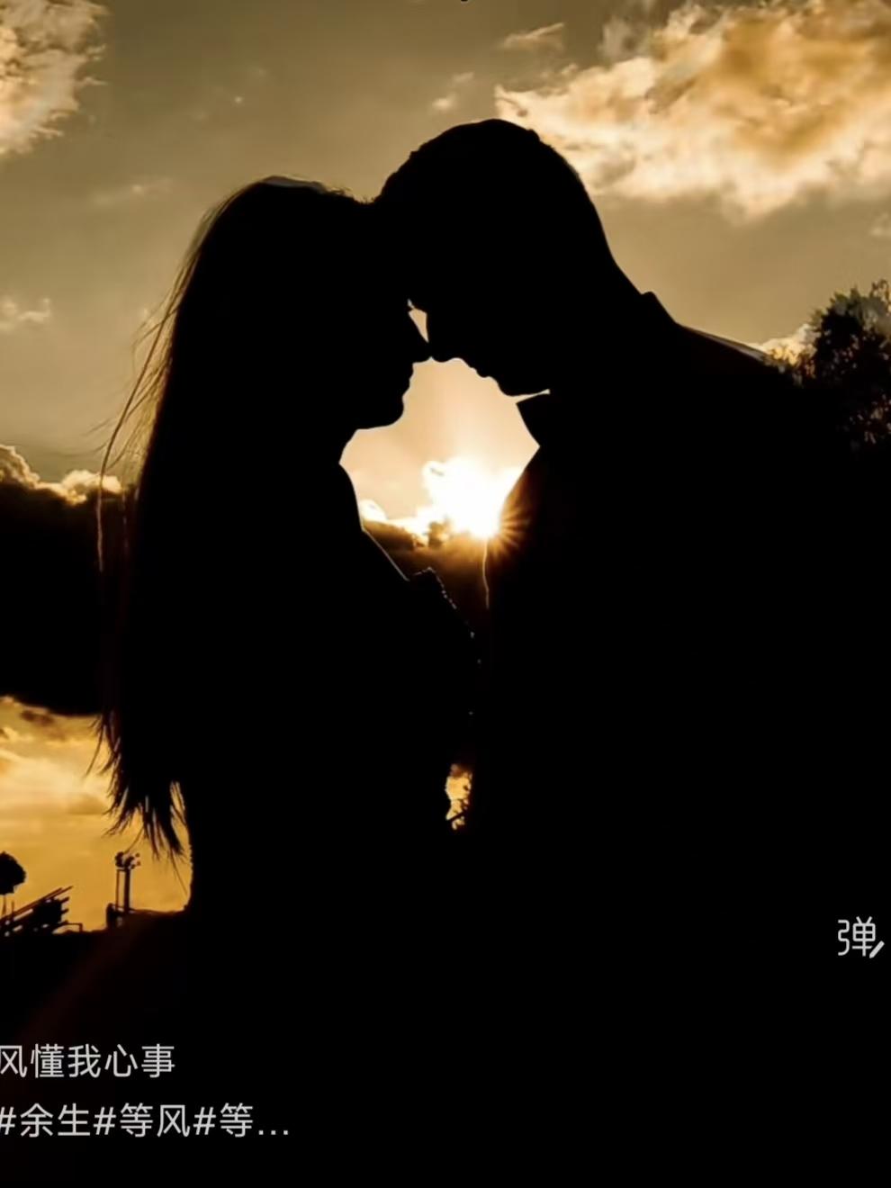 天净沙·等你 
晚风撩意轻纱，
清茶煮梦思家，
落日西斜鬓华。
霞红如画，
伊人