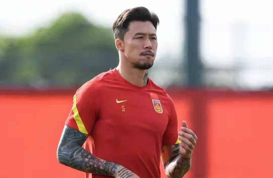张琳芃国家队、俱乐部双线出局，球迷一片叫好声。

说中国球迷不懂球，我是一万个不