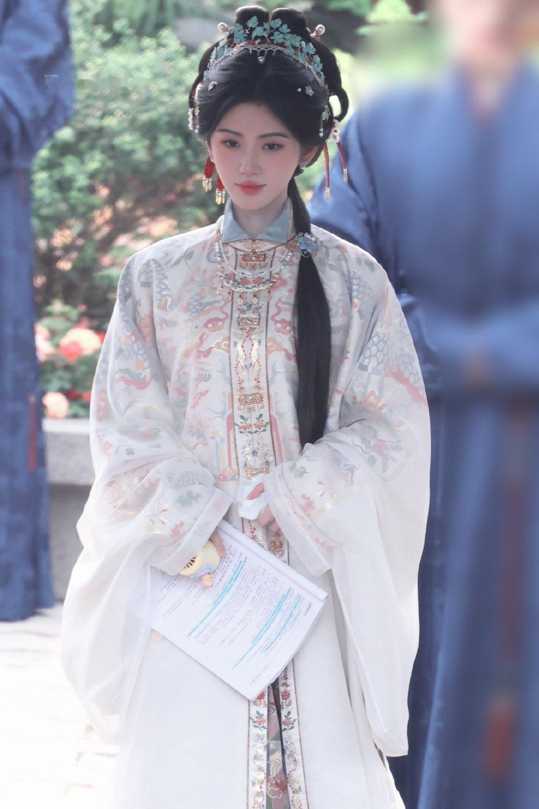 🍊鞠婧祎露芜衣 🍊鞠婧祎韩菱纱我想和你聊及文学，生命，童年，亦或是远方的， 